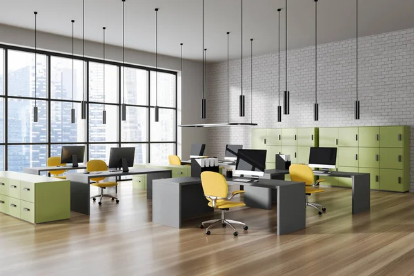有白色和砖墙 木制地板 一排有黄色椅子和绿色橱柜的电脑桌的时尚的开放空间办公室角落 3D渲染 — 图库照片