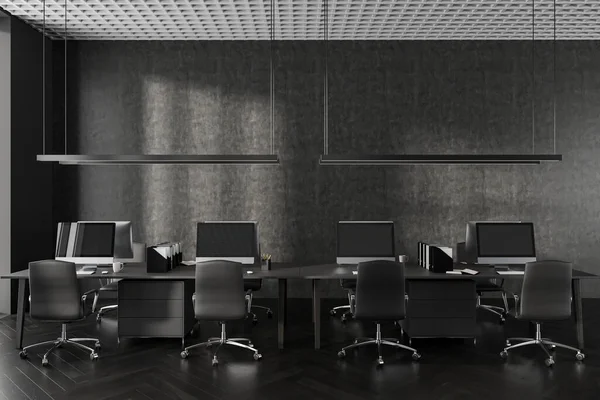 黒いアームチェアと行の作業机の上のPcコンピュータと暗いオフィスのインテリア 堅木の床 ミニマリスト家具付きのモダンなコワーキングルームデザイン 3Dレンダリング — ストック写真