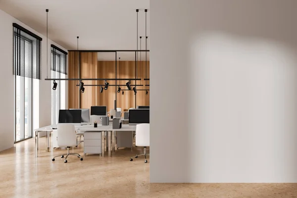 Innenraum Eines Stilvollen Großraumbüros Mit Weißen Und Hölzernen Wänden Steinboden — Stockfoto