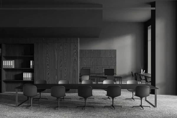 办公室室内黑暗 有会议桌 工作区与个人电脑 黑色木架与文件 现代商务机房与技术 3D渲染 — 图库照片