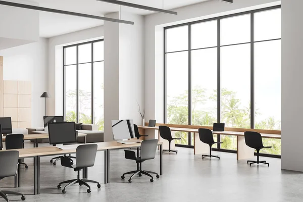 白色办公室内部与合作 放松角落与沙发 侧视表与笔记本电脑和个人电脑排成一排 舒适的工作环境和热带地区的全景窗口 3D渲染 — 图库照片