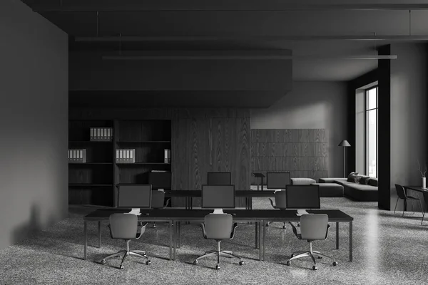 Interior Negócios Escuro Com Área Coworking Mesa Com Computador Prateleiras — Fotografia de Stock