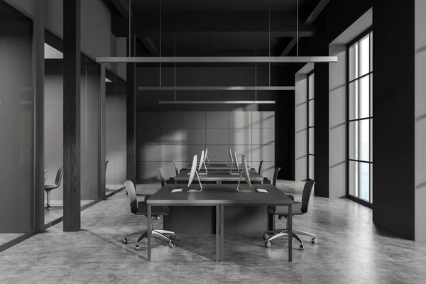 Interior Coworking Escuro Com Poltronas Computador Mesa Fileira Piso Concreto — Fotografia de Stock