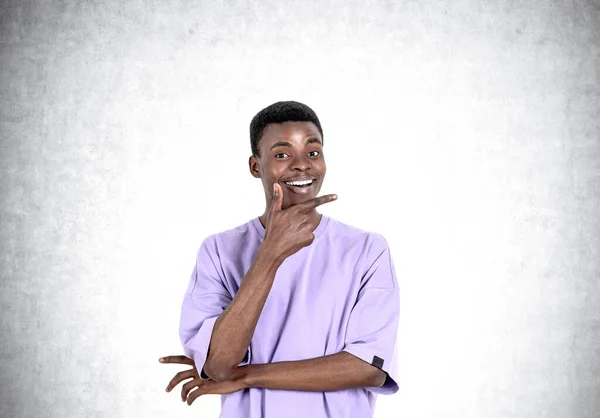 Sorridente Uomo Affari Afroamericano Indossa Abbigliamento Casual Piedi Toccando Mento — Foto Stock