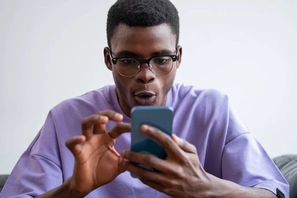 Megdöbbent Afro Amerikai Üzletember Alkalmi Viselet Szemüveg Görgetés Okostelefon Munkahelyen — Stock Fotó