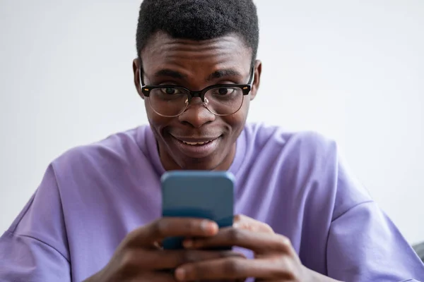 Hombre Negro Sorprendido Mirando Teléfono Sosteniendo Dispositivo Las Manos Juegos — Foto de Stock