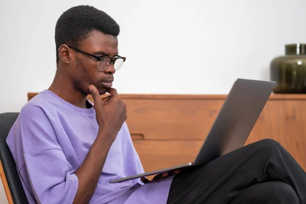 Seriös Afroamerikansk Affärsman Vardagskläder Sitter Laptop Och Håller Den Knät — Stockfoto