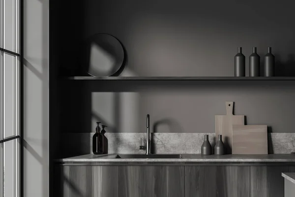 Dunkles Kochzimmer Mit Spüle Und Modernen Geräten Regal Mit Teller — Stockfoto