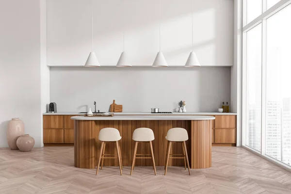 Białe Wnętrze Kuchni Krzesłami Blatem Drewniana Podłoga Pokład Przyborami Kuchennymi — Zdjęcie stockowe