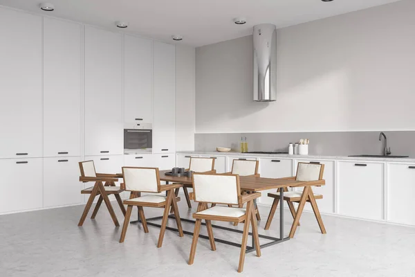 Witte Keuken Interieur Met Stoelen Eettafel Lichte Betonnen Vloer Zijaanzicht — Stockfoto