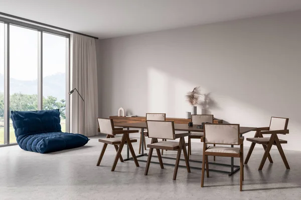 ダイニングテーブルと椅子 サイドビュー 柔らかいアームチェアと装飾 グレーのコンクリートの床とフローティングドロワー付きの白いリビングルームのインテリア 田舎のパノラマの窓 3Dレンダリング — ストック写真