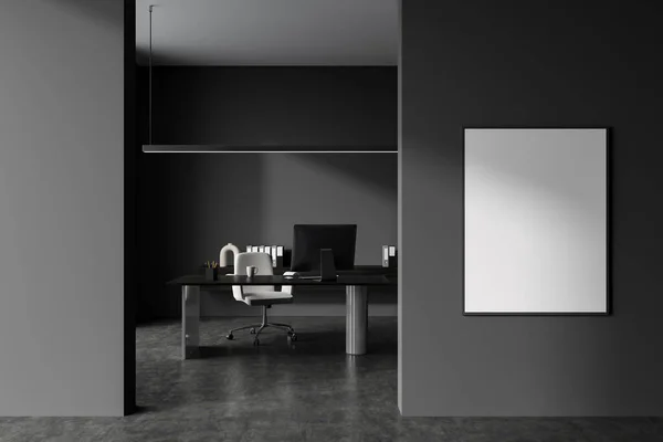 Ciemne Wnętrze Pokoju Biznesowego Komputerem Biurku Fotel Szarej Betonowej Podłodze — Zdjęcie stockowe