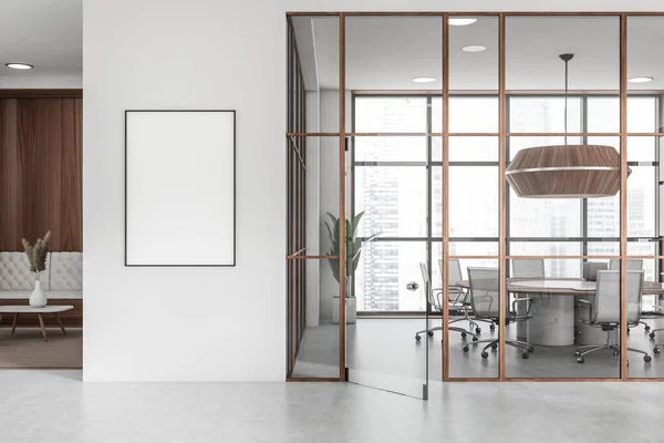 Weiße Besprechungsräume Mit Sesseln Und Rundem Tisch Hinter Glastüren Panoramafenster — Stockfoto