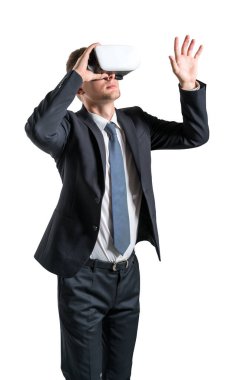 Gözlüklü bir iş adamı, bir şeye dokunuyor, beyaz arka planda izole edilmiş. Dijital dünyada metaevren ve iş kavramı