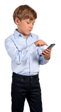 Ciddi okul çocuğu parmak dokunuşu telefonu, beyaz arka planda izole edilmiş bir portre. Mobil uygulama, çevrimiçi eğitim ve alışveriş kavramı