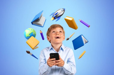 Etrafında okul simgeleri olan, mavi arka planda akıllı telefonları olan mutlu küçük bir çocuğun portresi. Eğitim kavramı