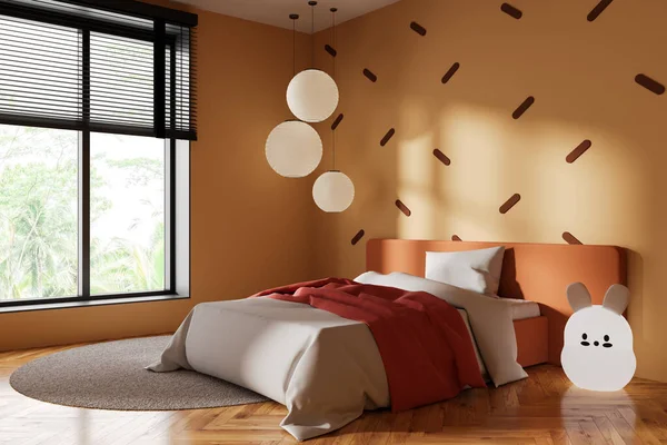 Helles Orangefarbenes Schlafzimmer Mit Bett Und Lampe Teppich Auf Hartholzboden — Stockfoto