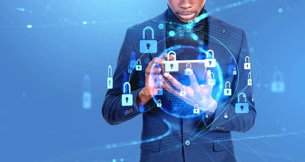 タブレット 地球圏 セキュリティロックアイコンのホログラム 輝くラインと世界的な接続で働くアフリカのビジネスマン データ保護と暗号化の概念 — ストック写真