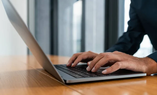 Ofis Masasında Dizüstü Bilgisayarda Yazan Mavi Gömlekli Tanınmayan Adamının Elleri — Stok fotoğraf