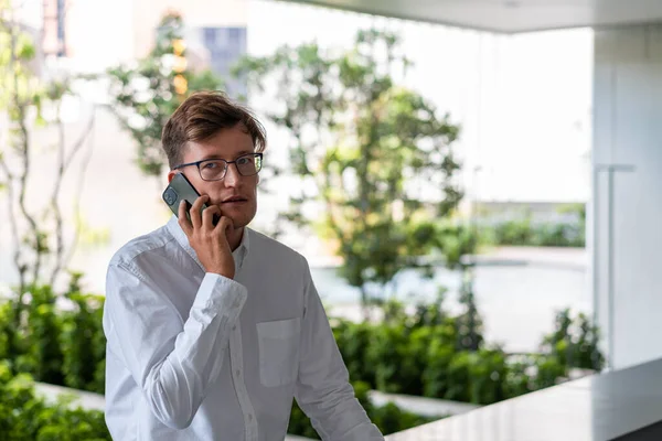 Retrato Serio Hombre Negocios Europeo Joven Camisa Blanca Hablando Teléfono — Foto de Stock
