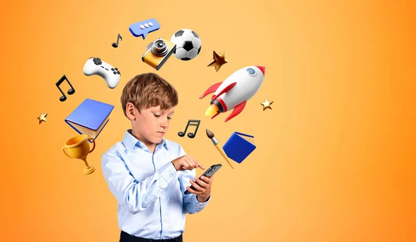 Ciddi Çocuk Parmaklarıyla Telefona Dokunmak Video Oyunları Oynamak Öğrenme Gelecekteki — Stok fotoğraf