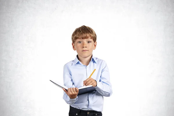 Boy Pen Taking Notes Notebook Hand Looking Camera Copy Space — Stock Photo, Image