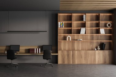 Gri duvarları olan modern açık uzay ofisinin içi sandalyeli bilgisayar masası ve klasörlü ahşap kitaplık. 3d oluşturma