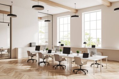 Sandalyeli ve bilgisayarlı beyaz iş yerleri, yan görünüşlü ahşap zemin. Cam bölme ve tropik bölgelerdeki panoramik pencerenin arkasındaki konferans odasında. 3B görüntüleme