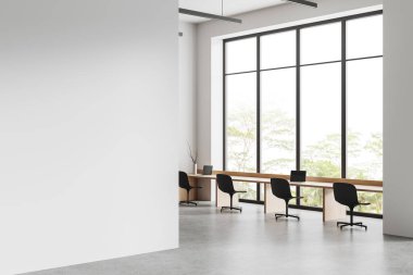 Çalışma köşesi, masa ve yan görüş dizüstü bilgisayarı olan samimi bir iç mekan. Sandalyeler sıraya dizilmiş, panoramik pencereler tropik bölgelerde, minimalist işyerlerinde. Boş beyaz duvar yap. 3B görüntüleme