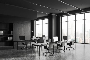 Gri ve koyu ahşap duvarları, beton zemini, sandalyeli bilgisayar masaları ve klasörlü kitaplığı olan şık bir açık uzay ofisinin köşesi. 3d oluşturma