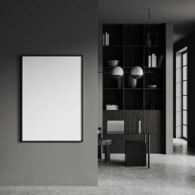 Karanlık ev içi iş yeri. Cam masada dizüstü bilgisayar, sandalye ve rafta sanat dekorasyonu, gri beton zemin. Panoramik pencere ve gri duvardaki tuval posteri. 3B görüntüleme