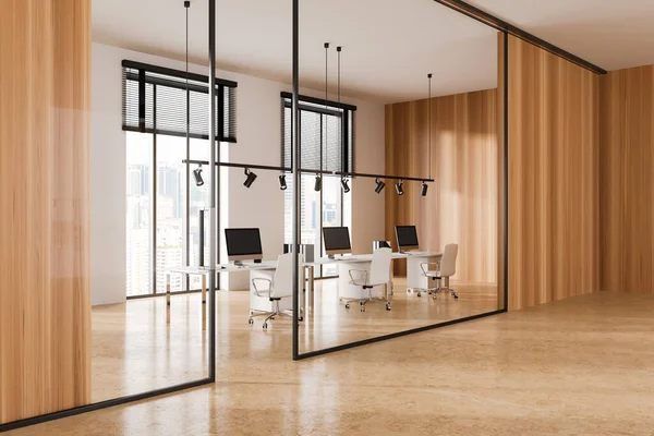 室内的时尚开放的办公室大厅与白色 玻璃和木制墙壁 石板地板和一排白色电脑桌与椅子 3D渲染 — 图库照片