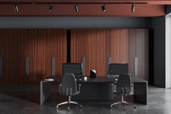 グレーの壁 茶色の天井と椅子とグレーのコンピュータテーブルとモダンなオープンスペースオフィスのインテリア 背景にはダークウッドのワードローブ 3Dレンダリング — ストック写真