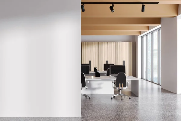 Εσωτερικό Κομψό Γραφείο Ανοιχτού Χώρου Λευκούς Τοίχους Κίτρινη Οροφή Και — Φωτογραφία Αρχείου