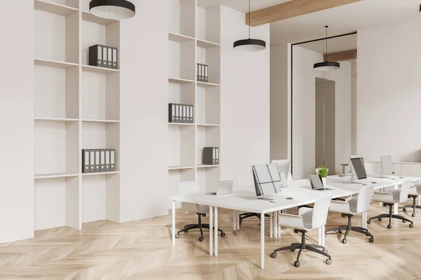 Interieur Eines Modernen Großraumbüros Mit Weißen Wänden Holzboden Reihe Weißer — Stockfoto