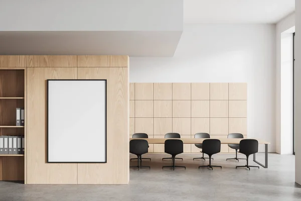 白と木製のパネル壁 コンクリートの床 椅子や垂直モックアップポスターとの長い会議テーブルと現代の会議室のインテリア 3Dレンダリング — ストック写真