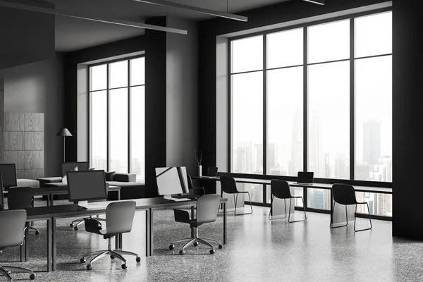 同僚のスペースとテーブルの行で暗いビジネスインテリア サイドビューPcコンピュータとラップトップ クアラルンプールの高層ビルのパノラマの窓の近くにソファ付きのラウンジゾーン 3Dレンダリング — ストック写真
