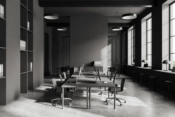 Ciemne Wnętrze Pokoju Krzesłami Komputerem Rzędzie Szara Betonowa Podłoga Sala — Zdjęcie stockowe