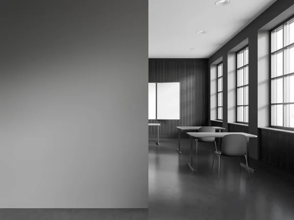 黑暗的教室内部 书桌和椅子排成一排 模拟空旷的墙壁间隔 现代班级空间 摩天大楼上有黑板和全景窗 3D渲染 — 图库照片