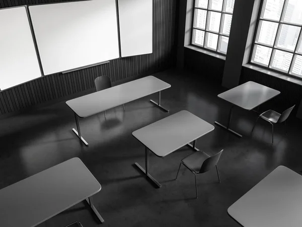 Masası Koltuğu Olan Karanlık Sınıfın Üst Görüntüsü Boş Tahtayı Taklit — Stok fotoğraf