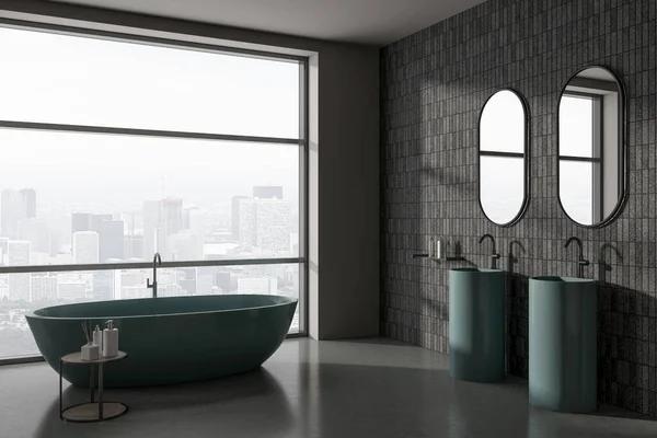 黑暗的酒店浴室内部与浴缸和双水槽 侧视图灰色混凝土地板 巴黎摩天大楼上的最低限度浴室配件和全景窗户 3D渲染 — 图库照片