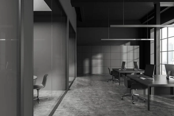 グレーの壁 コンクリートの床とグレーのコンピュータテーブルと椅子とオープンスペースエリアとスタイリッシュなオフィスホールのインテリア 3Dレンダリング — ストック写真