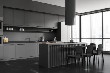 Ada, bar taburesi, dolap, gri duvar, beton zemin, raflar, panoramik pencere, kahve makinesi olan karanlık mutfak manzarası. Minimalist tasarım kavramı. 3d oluşturma