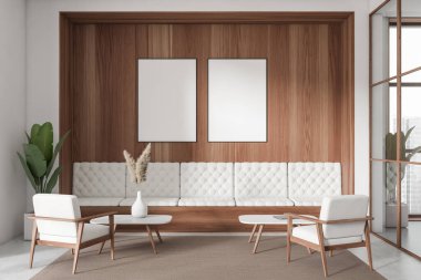 İçinde kanepe, iki koltuk ve sehpa olan modern bir iş odası. Şehir manzaralı panoramik bir pencere. Ofis salonundaki dinlenme alanı. İki maket poster. 3B görüntüleme