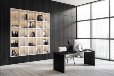 Çalışma masasında bilgisayar, yan görüş, iş belgeleriyle dolu dolap ve şehir manzaralı panoramik pencere, ahşap zemin. 3B görüntüleme