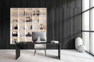 Çalışma masasında bilgisayar olan ofis odası, iş belgeleriyle dolu raf ve şehir manzarası panoramik pencere, parke döşeme. Boşluk siyah tahta duvarını kopyala, 3D görüntüleme