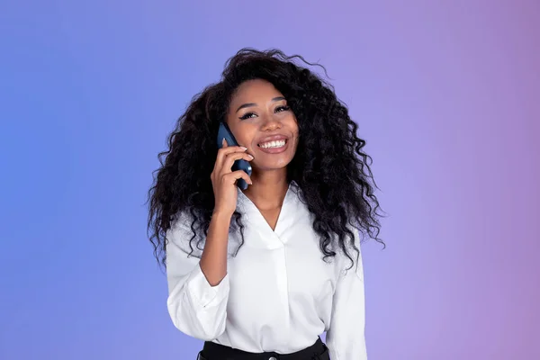 Mulher Negócios Negra Sorridente Falando Telefone Retrato Mulher Africana Fundo — Fotografia de Stock