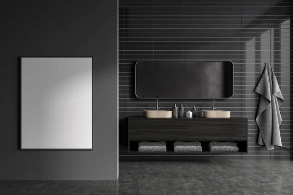 Vista Frontal Interior Banheiro Escuro Com Cartaz Branco Vazio Espelho — Fotografia de Stock