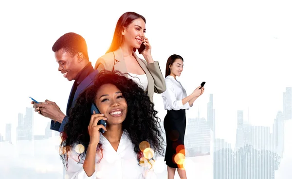 Weiße Und Schwarze Geschäftsleute Arbeiten Zusammen Telefonieren Und Tippen Auf — Stockfoto