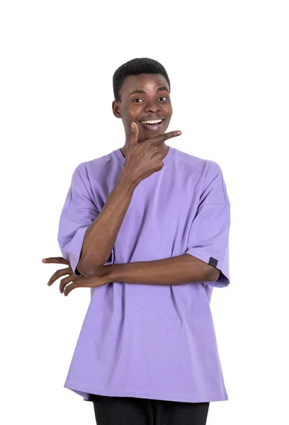 Preto Jovem Camiseta Roxa Sorrindo Com Olhar Inspirado Dedo Apontando — Fotografia de Stock